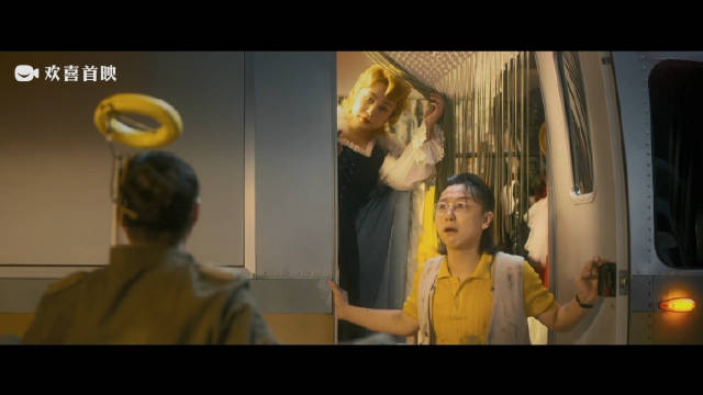 马丽搭档黄才伦，一个当红女星米兰姐，一个电影导演米勒弟