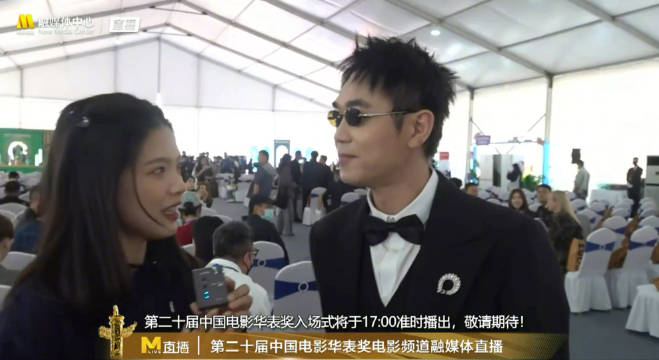 大鹏喜剧人的细节简直无处不在：主持人：大鹏老师跟观众朋友打个招呼