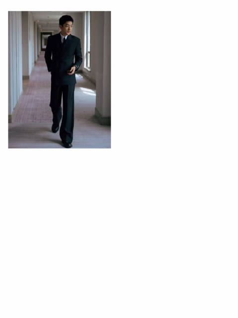 屈楚萧西装革履漫步青岛，举手投足还是那个末日战狼！