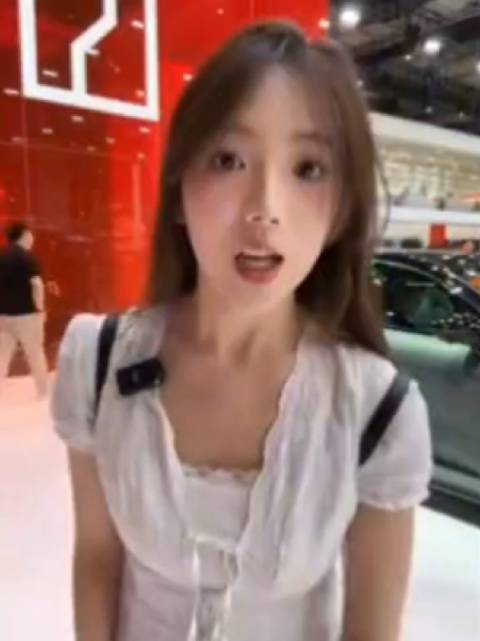 汽车主播车展演示胯下运动引热议