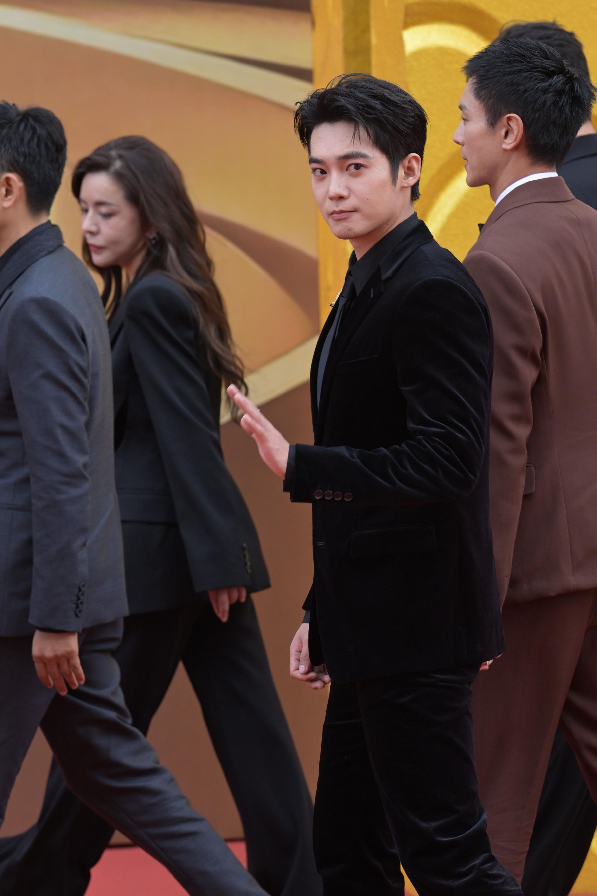 于适随《封神第一部》剧组亮相