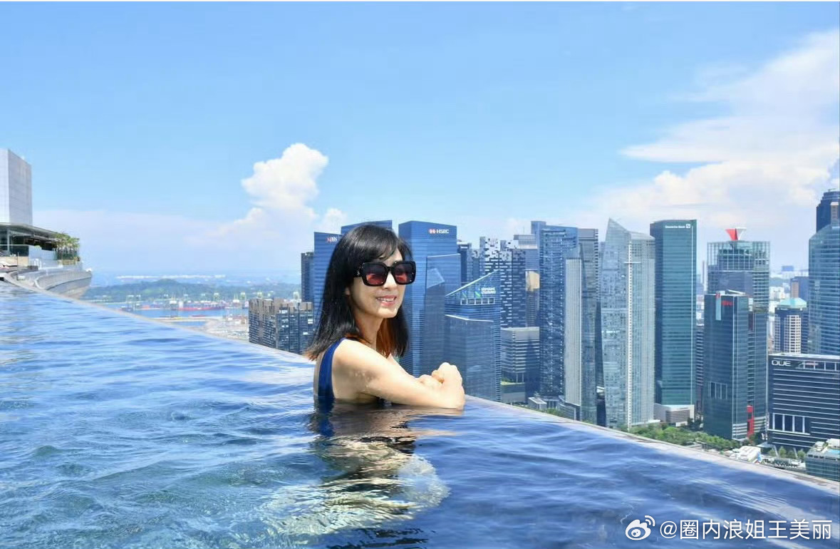 69岁米雪晒度假泳装照，身材紧致肌肉线条分明