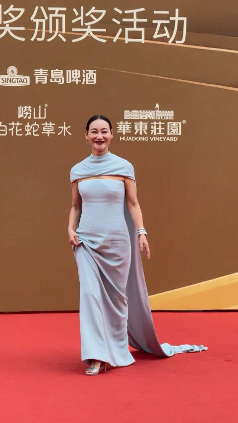 亮相华表奖的惠英红，凭《我爱你！》提名本届优秀女演员