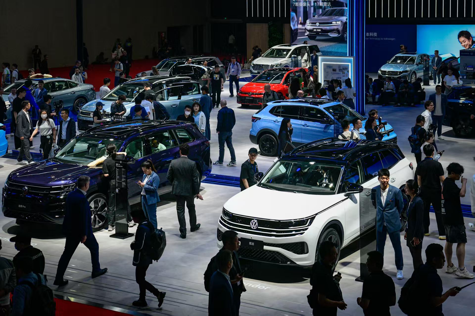 2025上海车展迎来首个周末大客流，单日接待观众超过15万人次