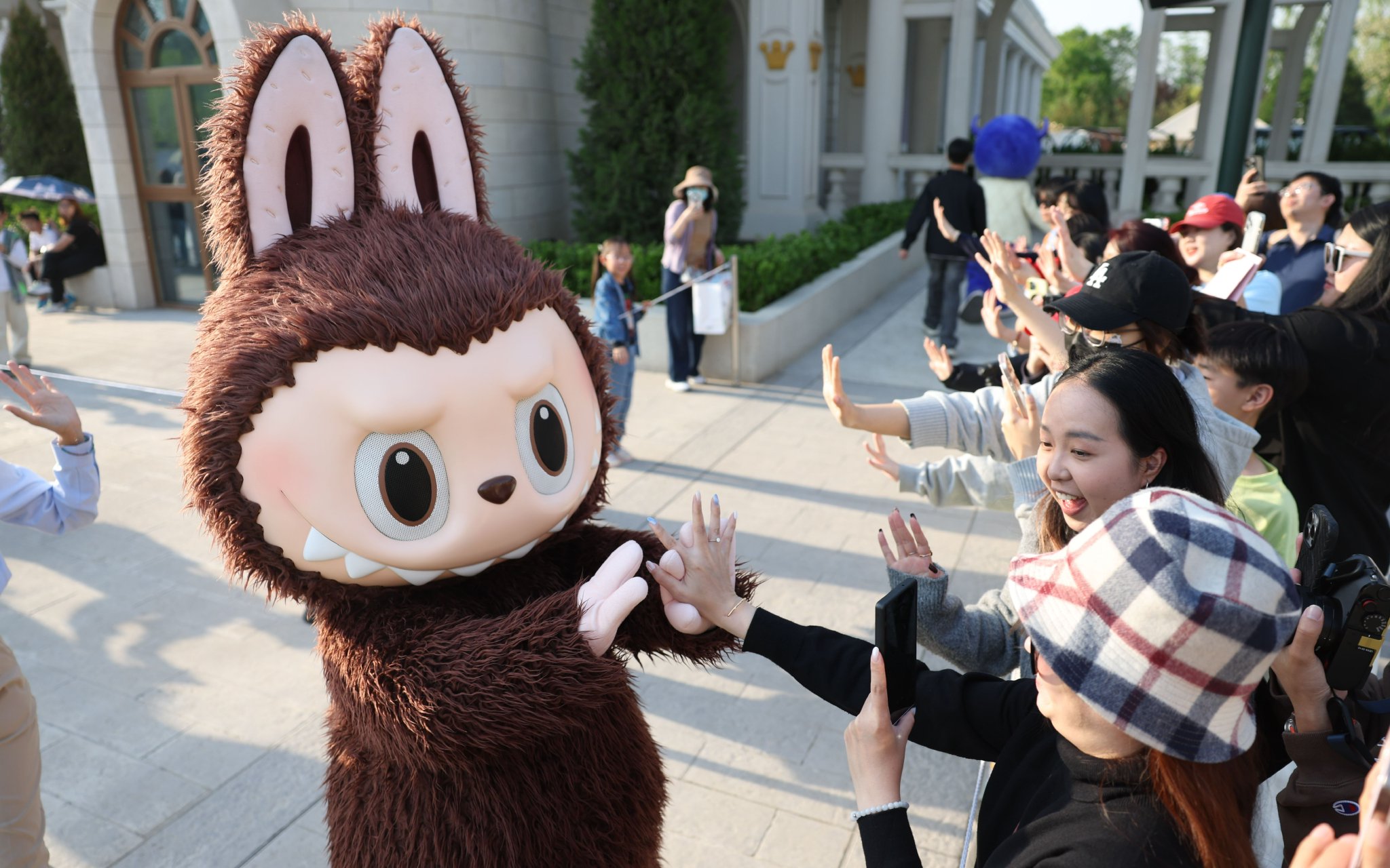 泡泡瑪特城市樂園,潮玩IP形象與遊客互動。新京報記者 王飛 攝