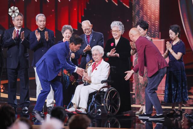 田华获得“天坛奖”终身成就奖。主办方供图