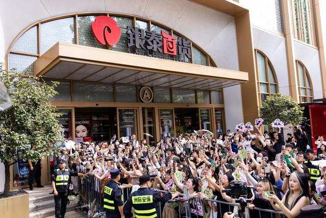 (杭州武林银泰的大型追星现场 资料图)