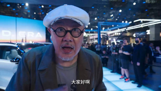 在2025上海国际车展上，金标大众携首款全时互联纯电全尺寸SUV ID