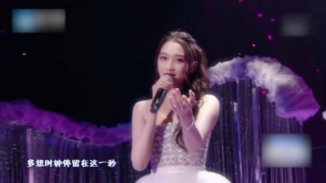 关晓彤现场演唱《风筝》，深情演唱直击人心