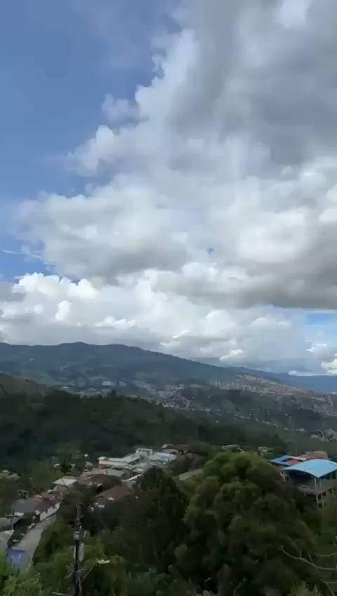 周六，哥伦比亚阿布拉山谷上空出现了惊人的局部暴雨