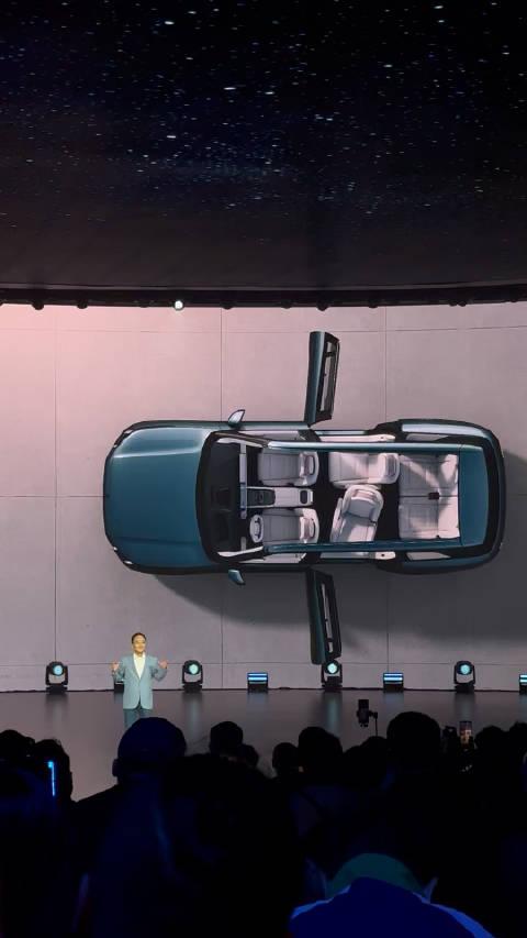 二排居然是可以180度旋转的，这几样一家人坐在车上就可以一起斗地主了