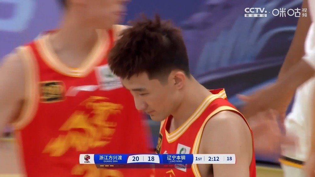 强突打成2+1，随后做出“Too small（太小了）”庆祝手势