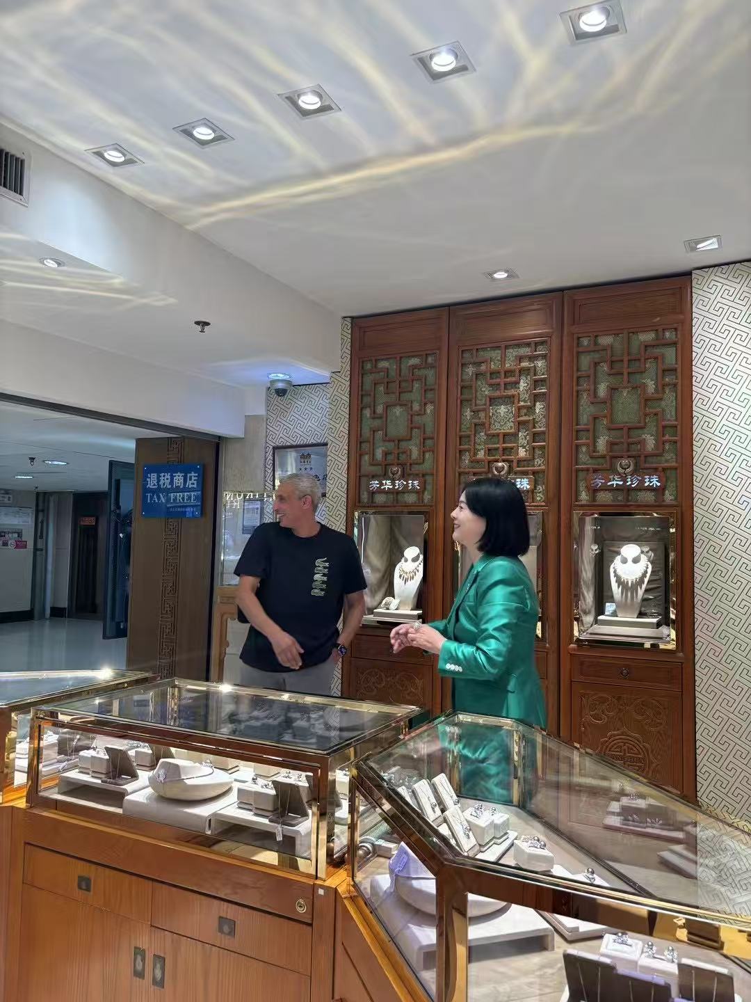 白如方在接待外國友人。受訪者供圖