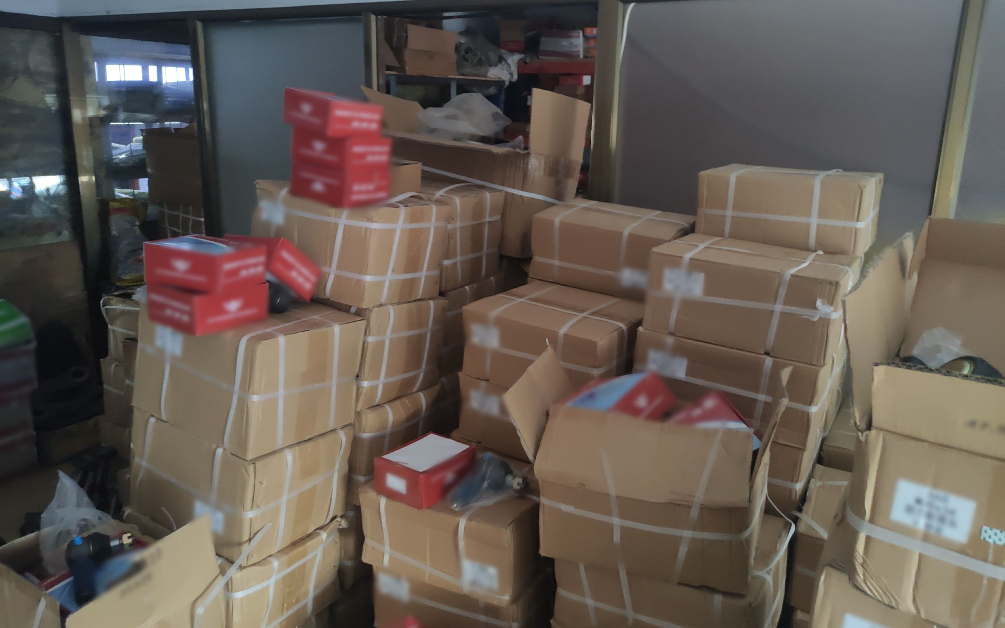 湖北十堰公安機關現場扣押一批假冒某品牌汽車零部件。 圖源:湖北省公安廳