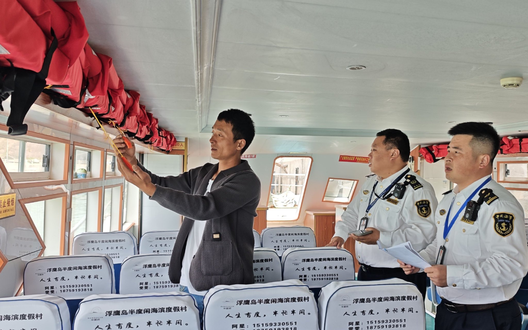 寧德海事局執法人員對崳山島航線客船開展安全檢查。 圖源:福建海事局