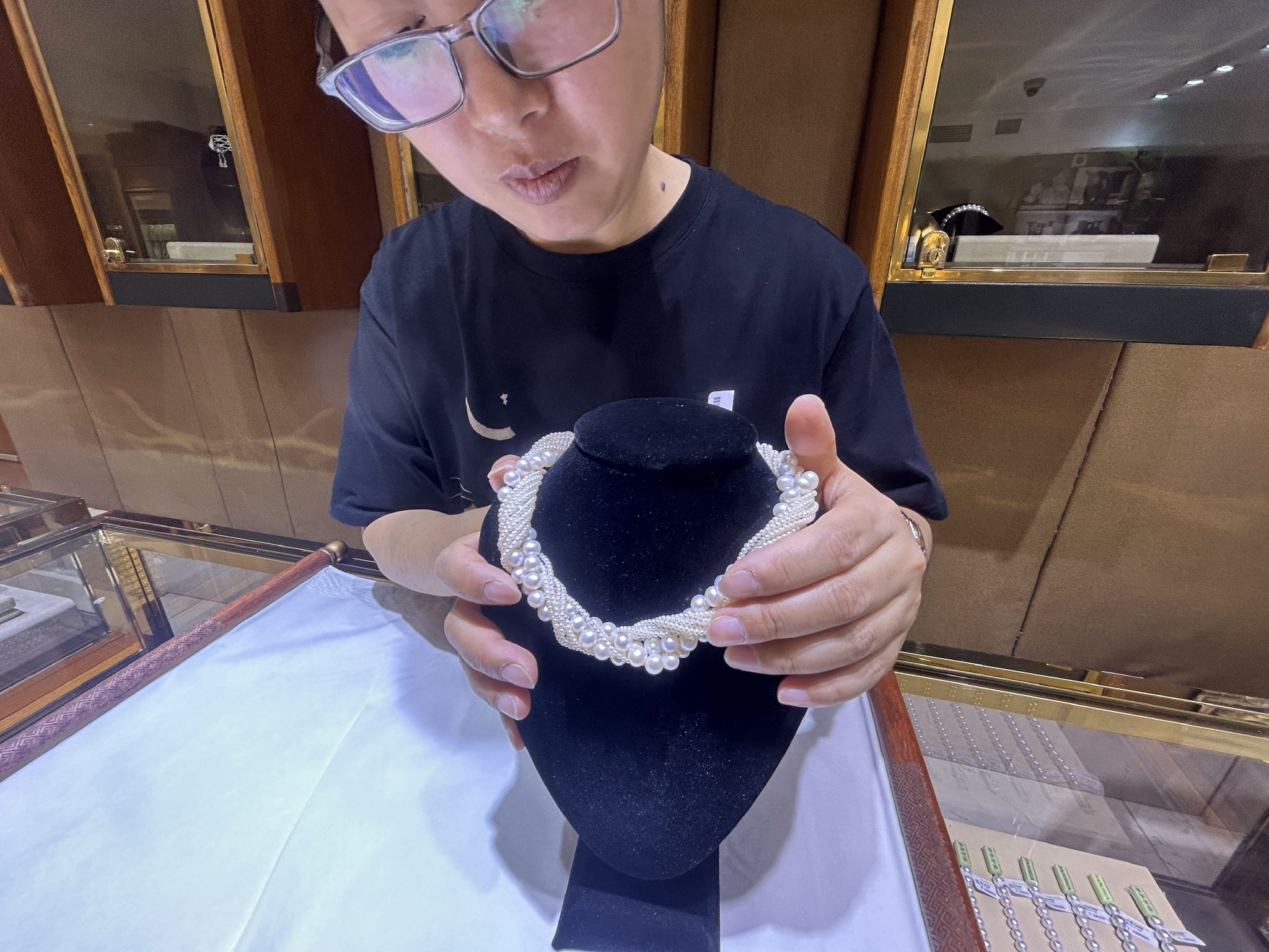 店長馬金媛在向記者展示白如方為戴卓爾夫人製作的第一條項鏈的複刻品。新京報記者 陳琳 攝