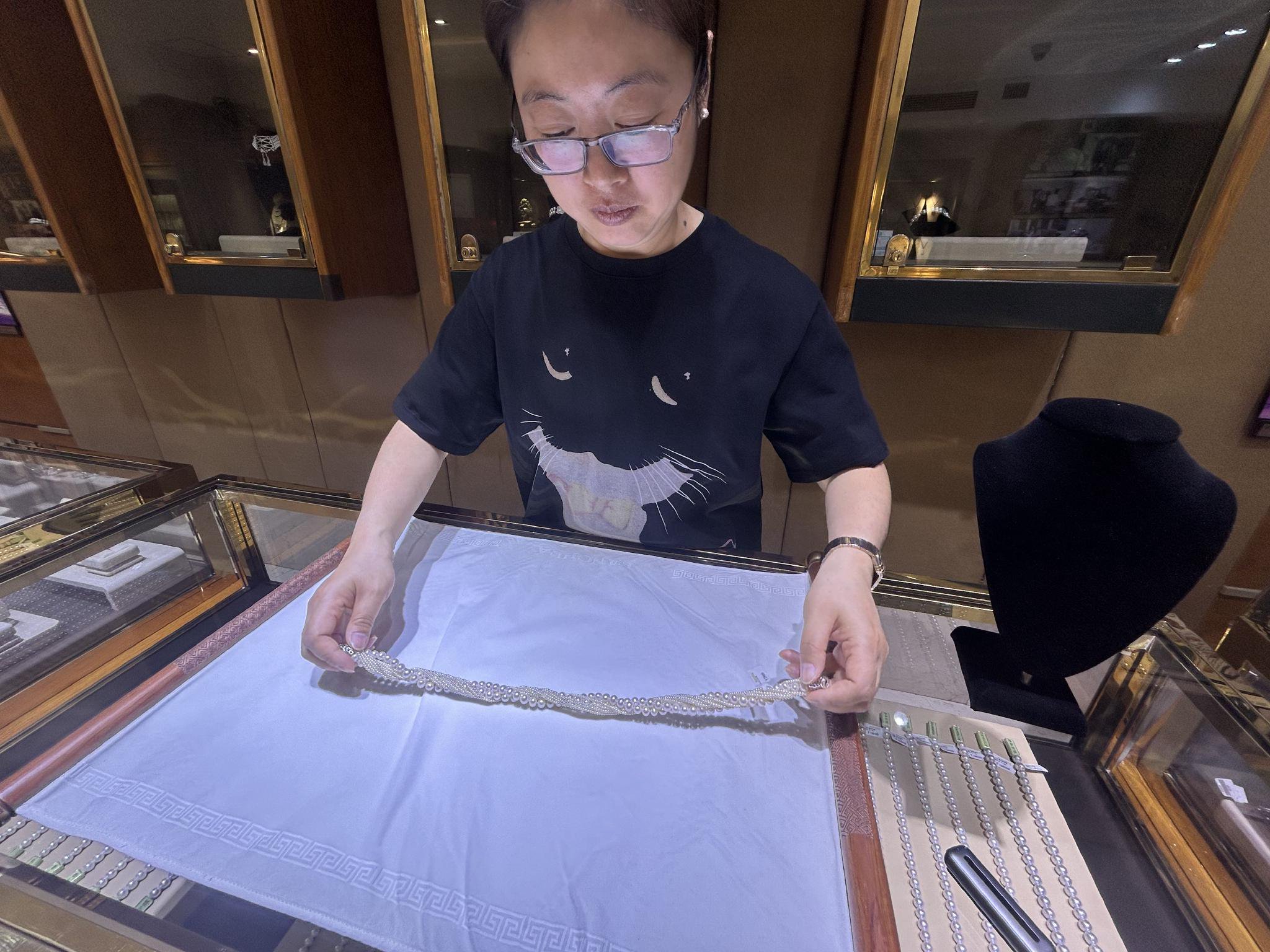 店長馬金媛在向記者展示白如方為戴卓爾夫人製作的第一條項鏈的複刻品。新京報記者 陳琳 攝