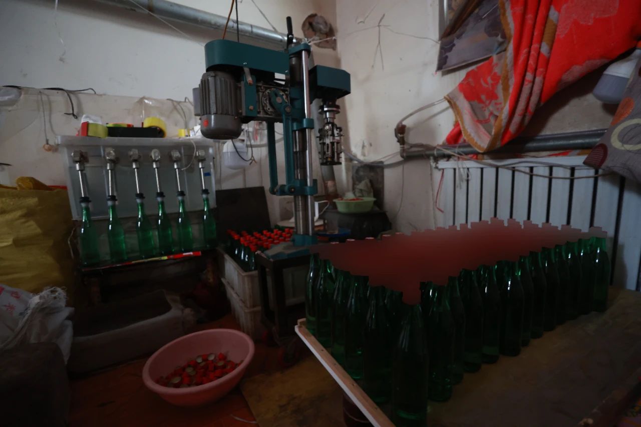 製售假酒現場。圖源:房山警方