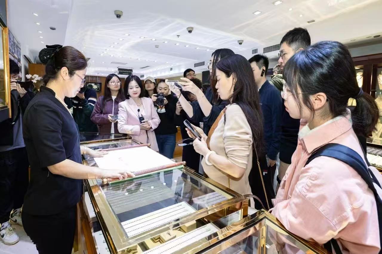 馬金媛(左一)向顧客展示珍珠,白如方(左三)在講解。受訪者供圖