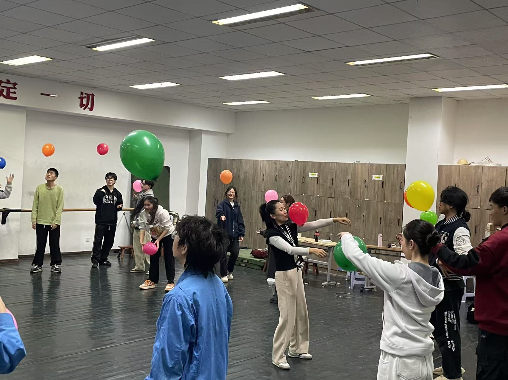 大學生在接受舞動團體輔導。受訪者供圖