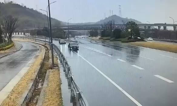 极氪001高速遭大货车追尾乘员舱完好，车主因安全复购