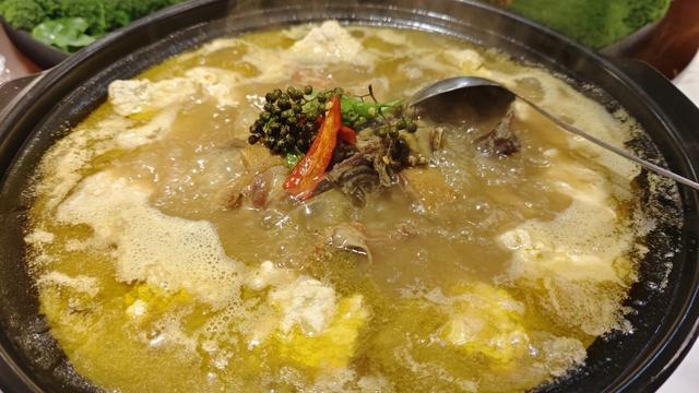牛扎坪村的农家乐各有绝活,图为其中一家农家乐的主打美食豆花鸡。 澎湃新闻记者 王岱玉 图