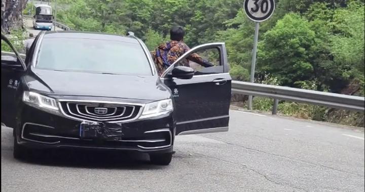 温州一公务车遮挡号牌，官方通报：驾驶员叶某某被处罚、停职