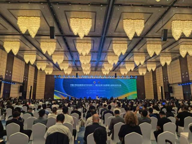 4月29日，海南海口，中国-阿拉伯国家合作论坛第十一届企业家大会暨第九届投资研讨会开幕。戴瑶/摄