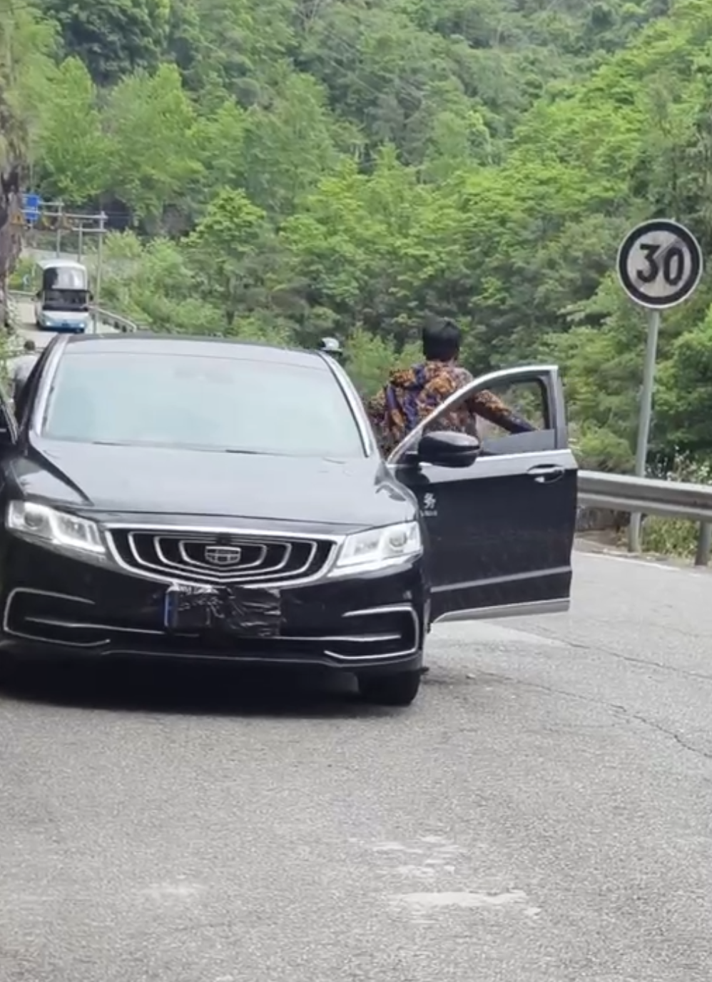 快评丨公务车遮牌躲逆行抓拍被罚，舆论的“敏感”绝非小题大做