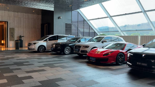 遇到尊界 S800，旁边正好停了大劳和法拉利，你们感受一下