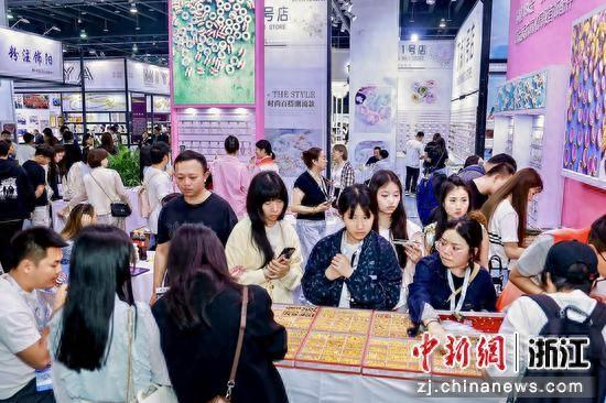 近日,2025义乌时尚饰品工厂展在浙江义乌开幕。(主办方供图)