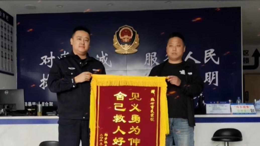 警民接力上演5分钟生命摆渡