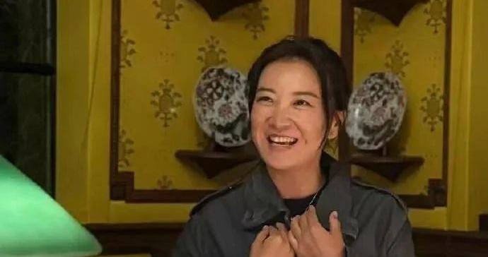 贾玲43岁庆生照曝光，满面笑容干练飒爽，网友偶遇表示：本人超瘦！