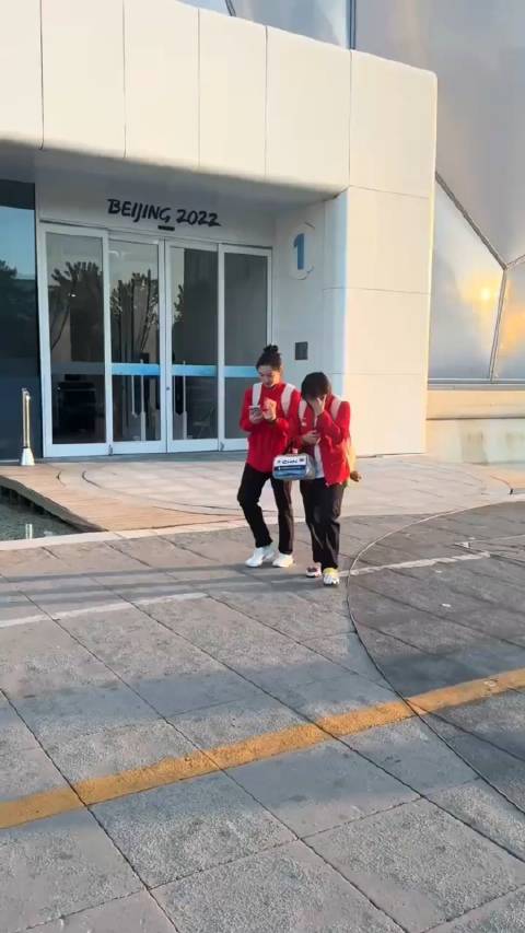 全红婵、陈芋汐、王宗源赛前放松，昌雅妮吃雪饼