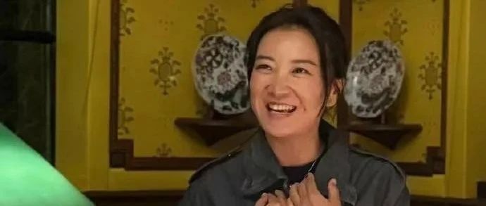 贾玲43岁庆生照曝光！满面笑容清爽干练，网友偶遇：本人超瘦