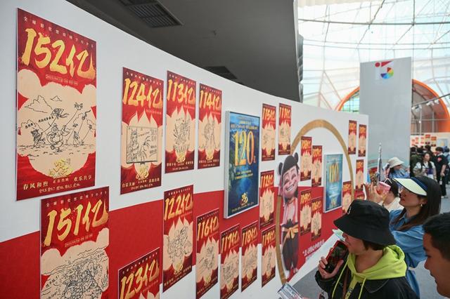 观众在电影《哪吒之魔童闹海》破亿手绘海报展上参观。新华社记者 李鑫 摄
