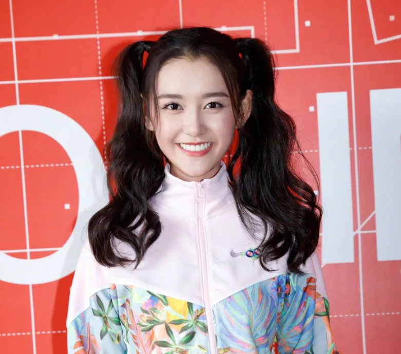 蒋依依评论区沦陷，网友质问她姐姐工作情况，姐妹俩日常互动频繁