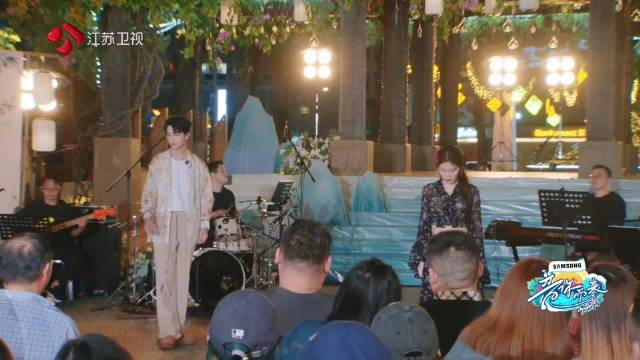 张碧晨黄子弘凡首合作舞台演绎拉丁版春光乍泄