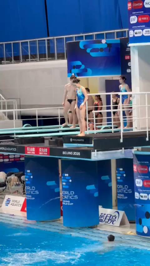 近距离看陈芋汐和全红婵跳水训练，轻轻松松压水花啊