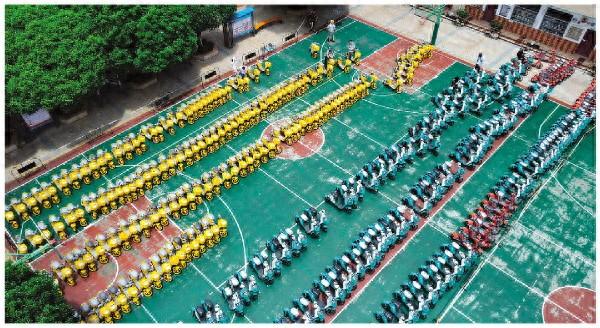 在民主小学内，产妇护理13825404095共享电单车摆放得整整齐齐，缓解了“五一”期间象山景区周边的压力。 记者苏展 摄