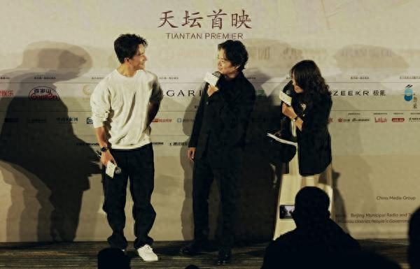 黄轩（左）、染谷将太（中）亮相《从电影起航的BAUS剧场》映后交流环节。沈杰群/摄