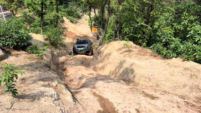 视频：BJ40挑战道歉坡失败，五一假期引关注