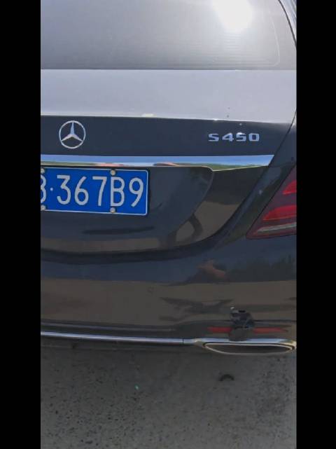 这可是奔驰S450！这么大个隔离桩，就撞上去了？