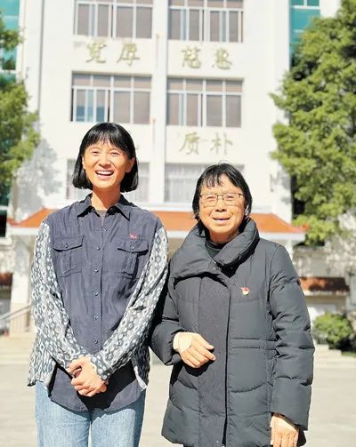 图为宋佳在华坪拍摄《山花烂漫时》期间与张桂梅合影。宋佳供图