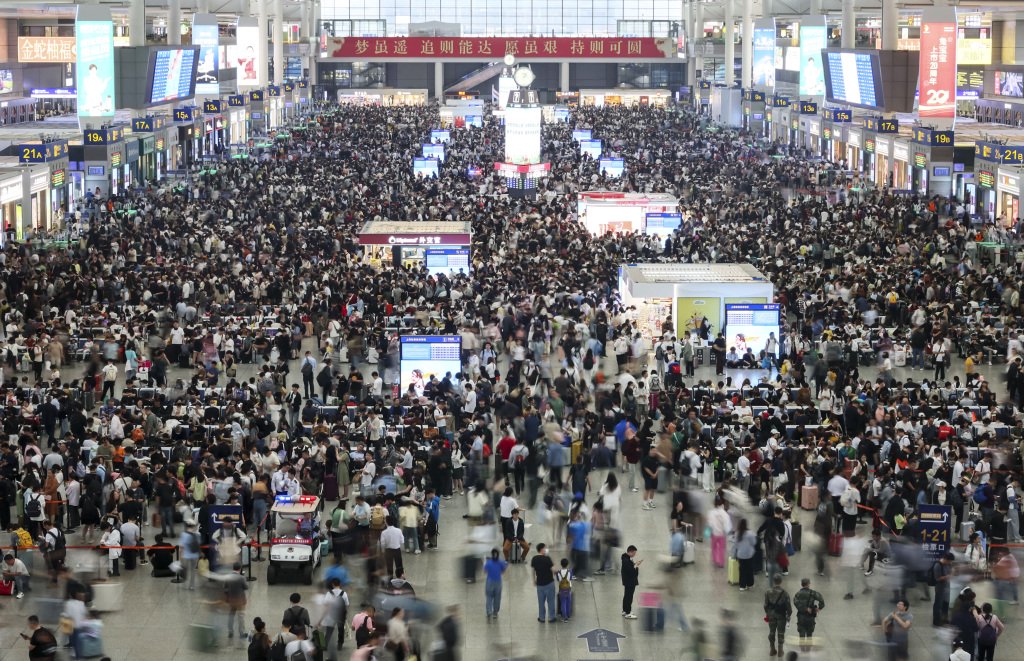 5月1日,旅客在上海虹桥火车站候车。新华社 图