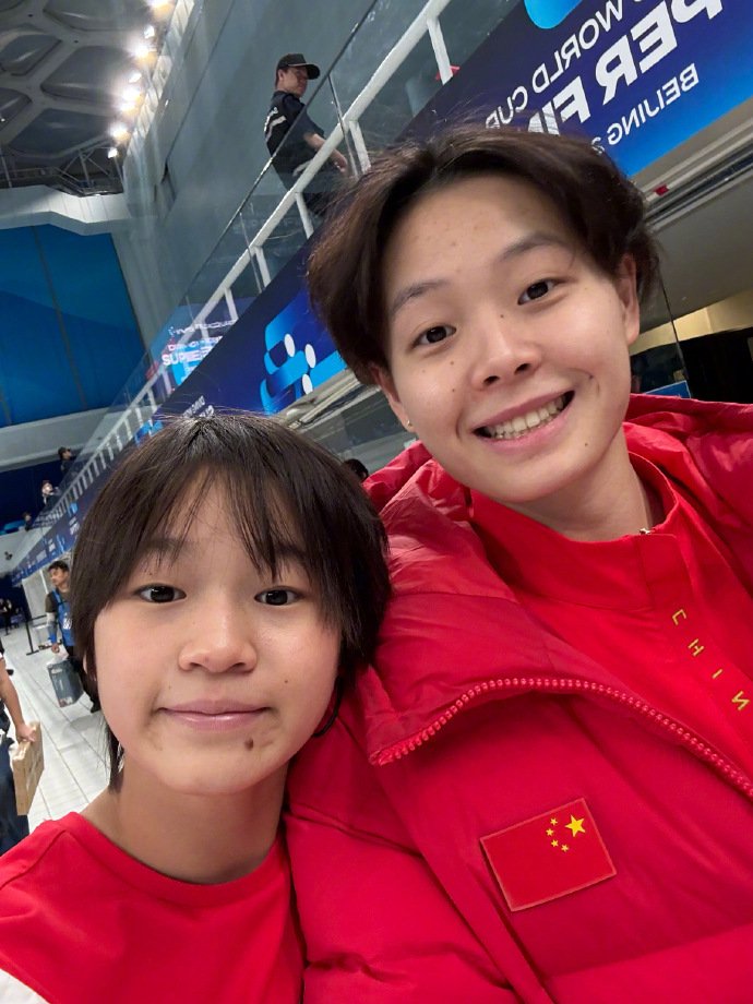 发博晒跳水世界杯九宫格图，分享与陈艺文、昌雅妮的合照