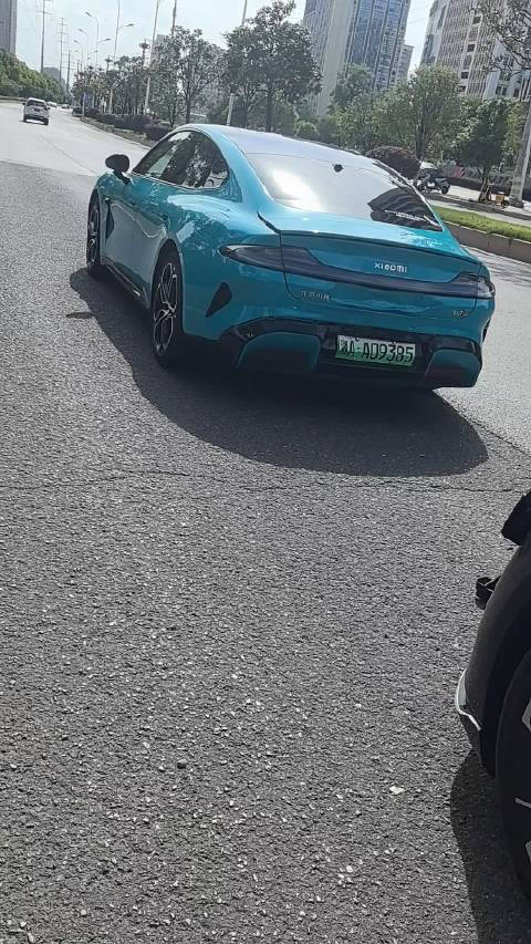 追尾全责？前面是小米SU7，后面这台是啥车？