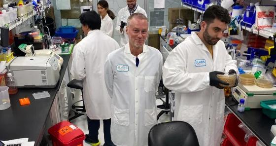 不要模仿！以身试毒近18载，美国男子血液产生蛇毒抗体