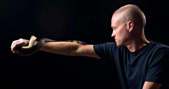 男子让毒蛇咬200多次注射蛇毒700多次，血液研发出广谱抗蛇毒血清