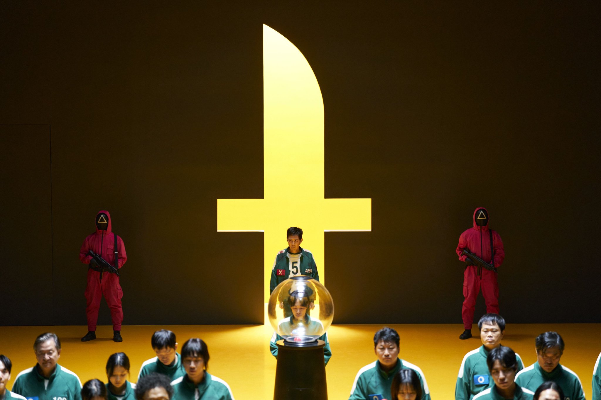 《鱿鱼游戏》第三季新剧照：奇勋又双叒叕被仁昊抬走